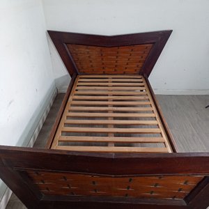 Cama de Una Plaza Estilo Mid Century de Madera - imagen 3