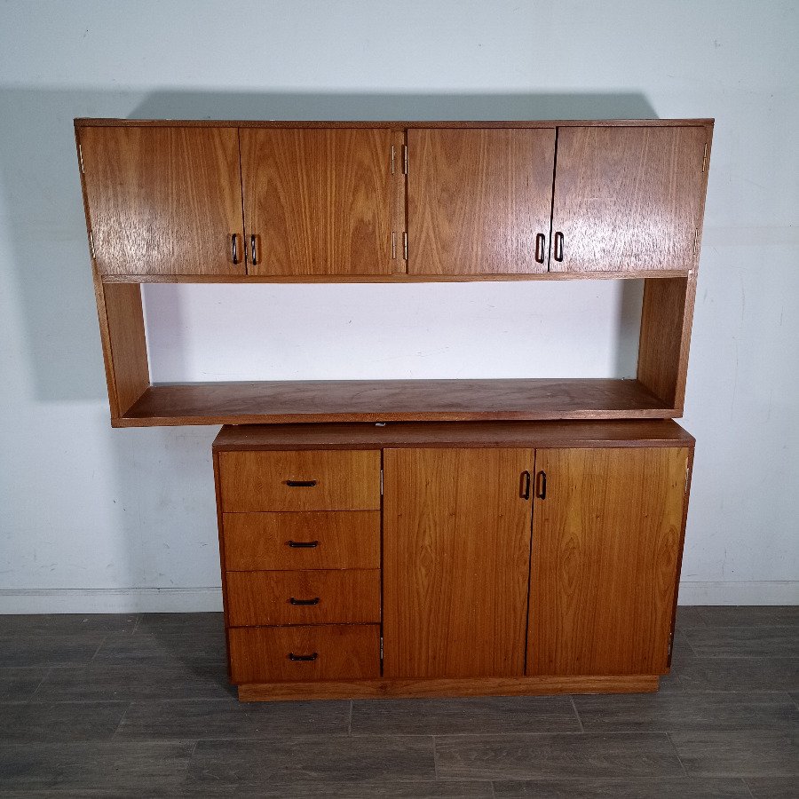 Mueble de madera en dos tramos con cajones y puertas