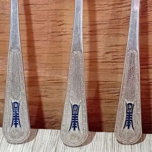Seis Cucharitas de Metal con Diseño Decorativo y Sello - imagen 2