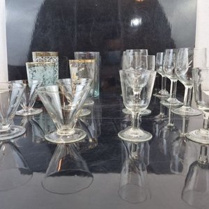 Lote siguiente: L 266 - 16 Piezas - Surtido lote de 16 piezas en vidrio, copas y vasos de diferentes tamaños y diseños decorados, ideales para renovar tu cristalería