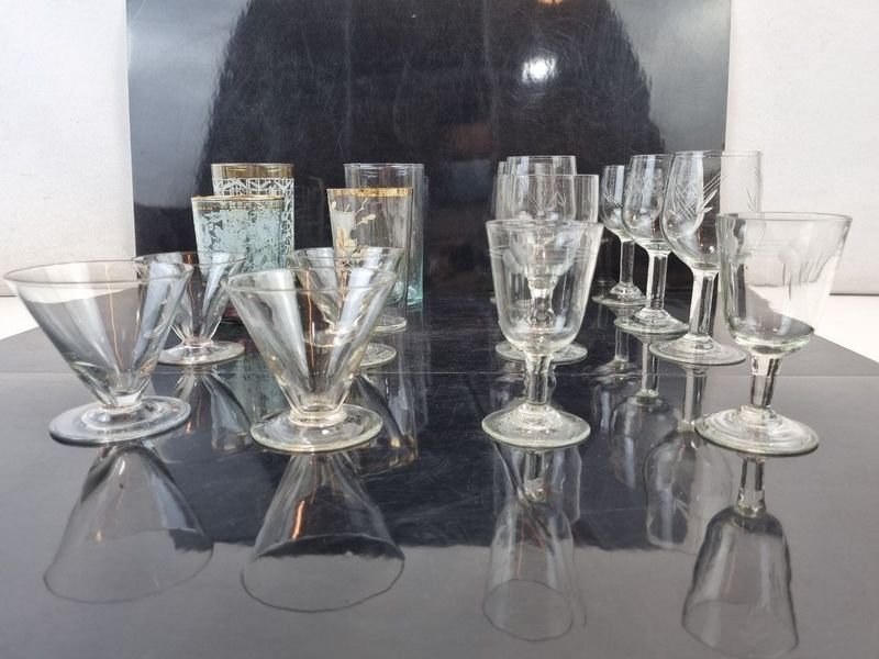 L 266 - 16 Piezas - Surtido lote de 16 piezas en vidrio, copas y vasos de diferentes tamaños y diseños decorados, ideales para renovar tu cristalería