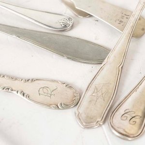 Lote de 14 Cubiertos Antiguos de Metal con Monogramas - imagen 2