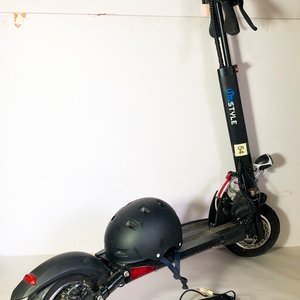 Monopatín Eléctrico "OnStyle" con Cargador y Casco - imagen 1
