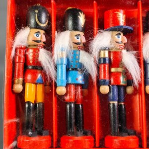 Set de 6 Cascanueces Navideños Colgantes, Soldados de Madera, 12cm - imagen 5