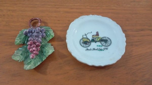 Platillo y adorno en forma de uvas de porcelana - imagen 1