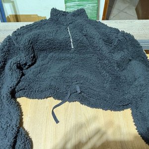 Lote siguiente: Buzo Peludito Negro Corto Talle M