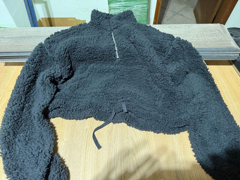 Buzo Peludito Negro Corto Talle M