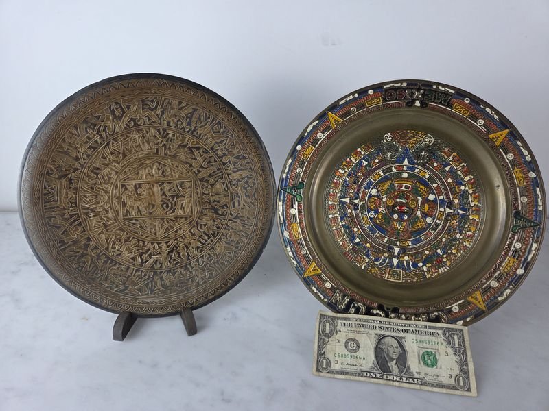 Lote siguiente: Platos decorativos en bronce mexicano y egipcio