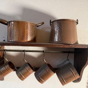 Repisa de Madera con Ganchos, 2 Jarras y 4 Tazas de Cobre - imagen 2