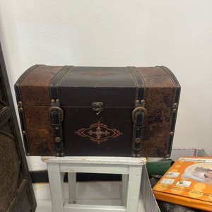 Lote siguiente: Cofre Decorativo Estilo Vintage con Detalle de Hebillas