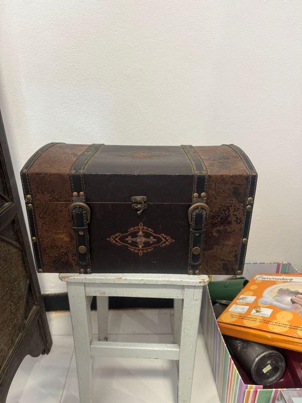 Cofre Decorativo Estilo Vintage con Detalle de Hebillas