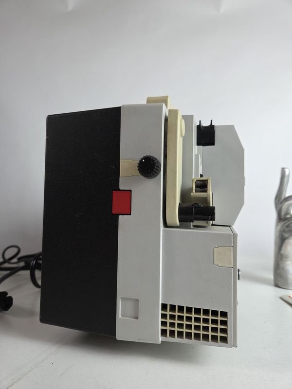 Proyector de 8 mm con manuales en muy buen estado general - imagen 6