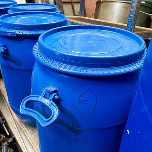 Seis Tarrinas Plásticas Azules de 70 Litros con Tapa Usada - imagen 4