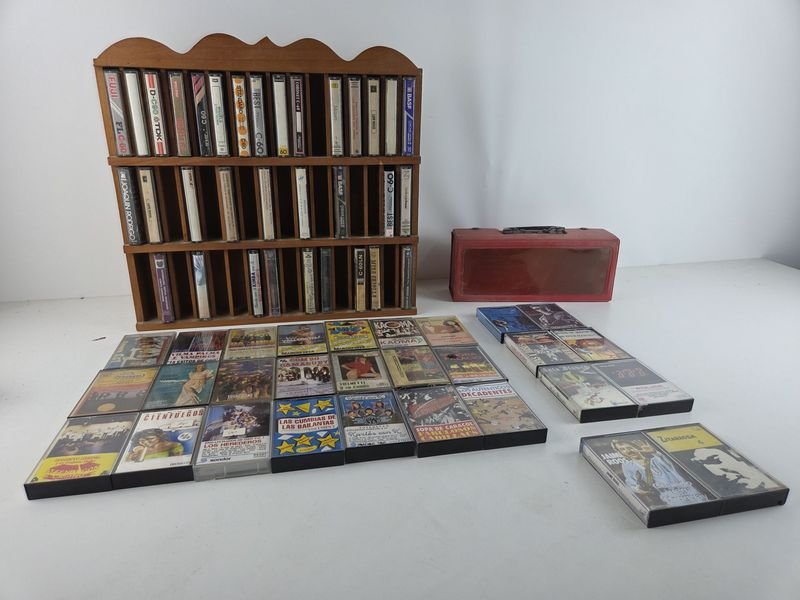 Lote siguiente: Colección de cassettes musicales en mueble de pino brasil