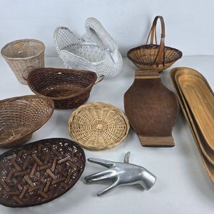 Lote de Cestos de Mimbre, Bandejas de Madera y Decoración - imagen 1