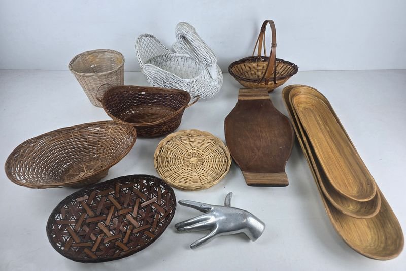 Lote de Cestos de Mimbre, Bandejas de Madera y Decoración