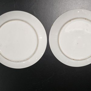 Par de Platos Decorativos de Porcelana Francesa con Escenas Galantes - imagen 2