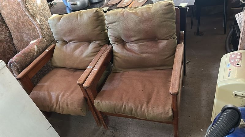 Lote siguiente: Sillones individuales en madera con almohadones