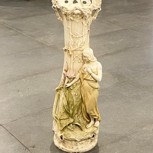 Lote siguiente: Jarrón Antiguo de Faience con Figura Femenina y Flores, 91 cm