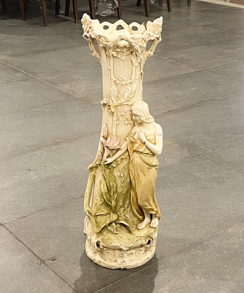 Jarrón Antiguo de Faience con Figura Femenina y Flores, 91 cm