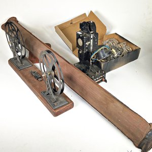 Lote siguiente: Proyector de Cine Antiguo Pathe Baby Francés 1920 con Accesorios y Películas