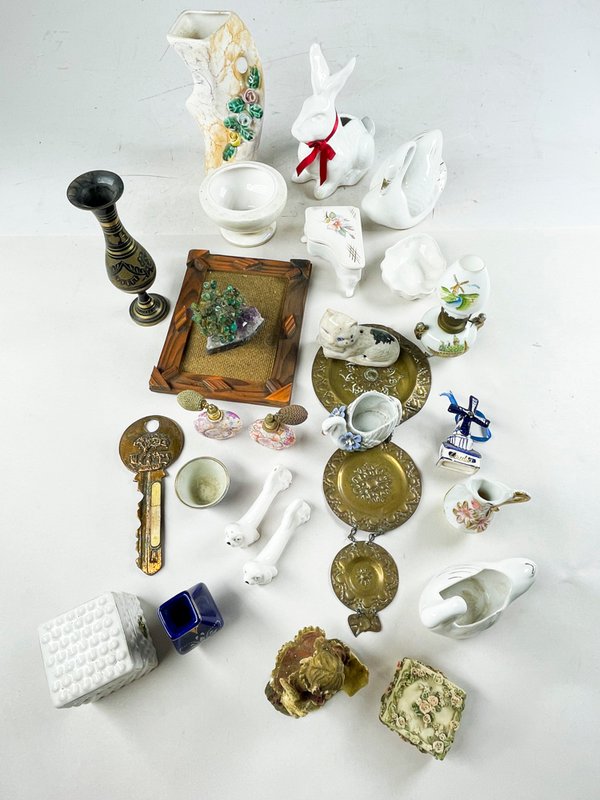 Colección de objetos decorativos en buen estado - imagen 2