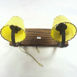Lote siguiente: Aplique de Pared Doble en Madera y Hierro con Pantallas Amarillas