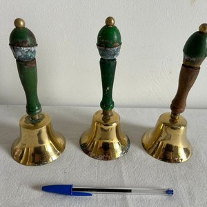 Lote siguiente: Lote de 3 Campanas de Bronce con Mangos de Madera y Metal