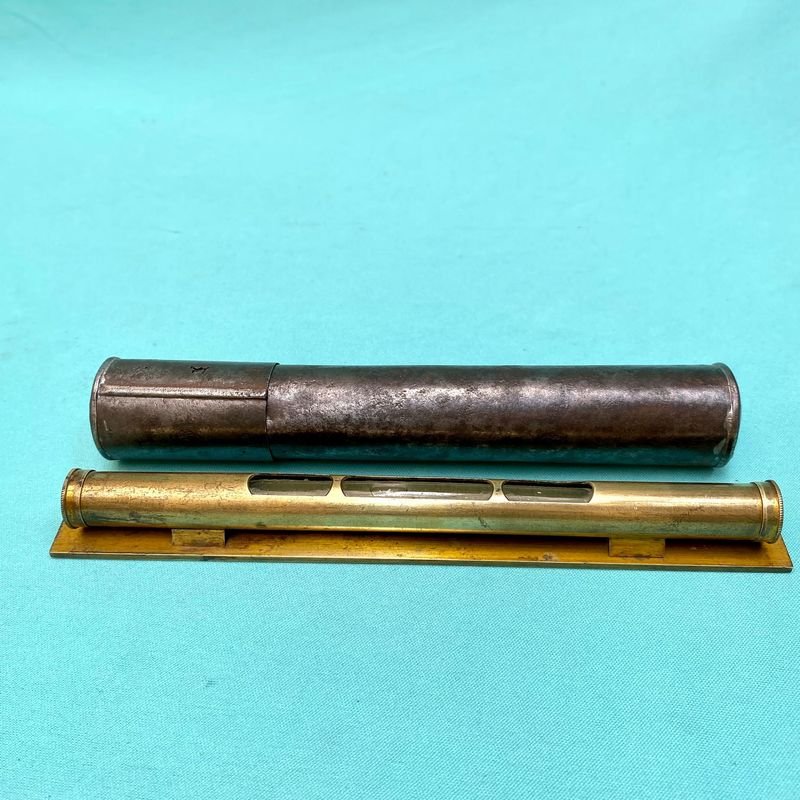 Antiguo nivel de bronce con estuche - imagen 2
