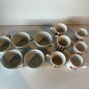 Lote siguiente: Lote de Tazas y Tazones de Loza Blanca y Estampada