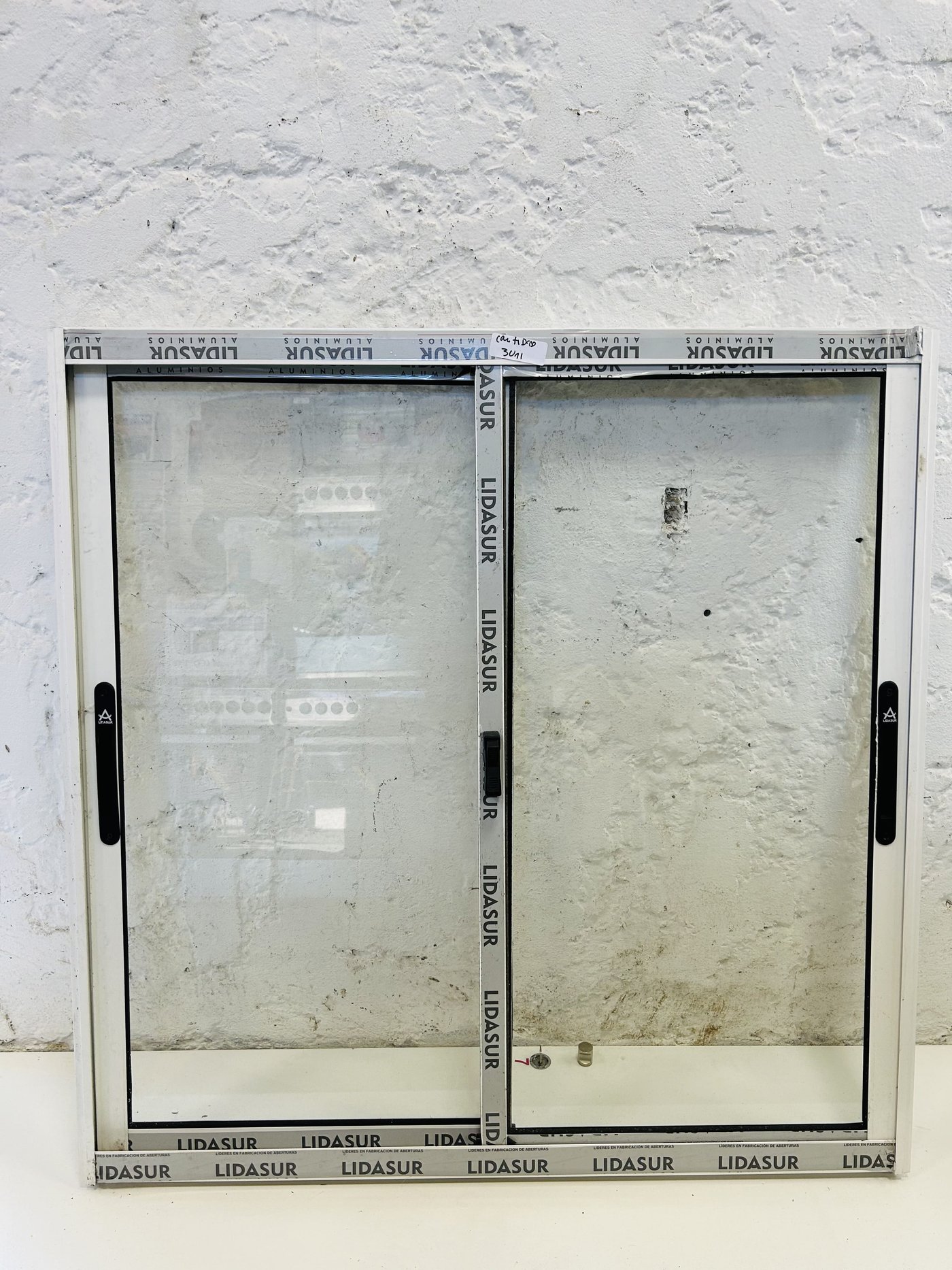 Lote #026 – Ventana de aluminio dos hojas corredizas – 100x100cm