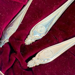 Juego de Tres Cucharitas de Plata con Estuche y Decoración Floral - imagen 3
