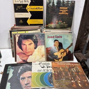 Lote siguiente: Lote de Más de 40 Discos de Vinilo de Música Variada