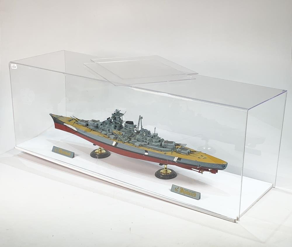 Maqueta Acorazado Alemán Bismarck en Vitrina de Acrílico