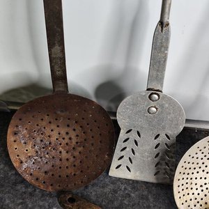 Lote de 5 Utensilios de Cocina Antiguos: Espumaderas y Colador de Aluminio Sellado Egan - imagen 2