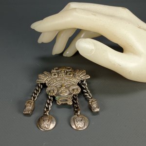 Prendedor Bronce Bañado Plata Diseño Azteca con Cadenas - imagen 3