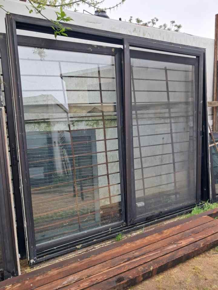 Ventana corrediza de aluminio con rejas
