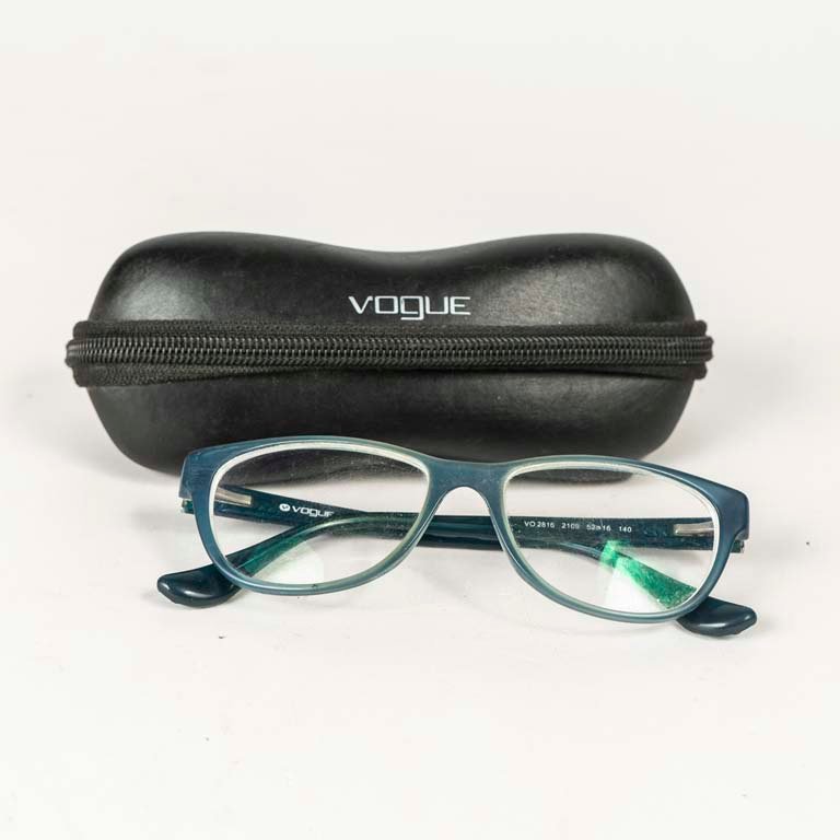 Lote siguiente: Lentes Vogue con detalles y estuche