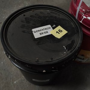 Dos Baldes de Pintura: Renner HiperFosco y GOMATECH Beige - imagen 3