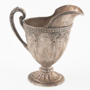 Lechera Antigua de Plata Labrada con Relieve de Flores - imagen 4