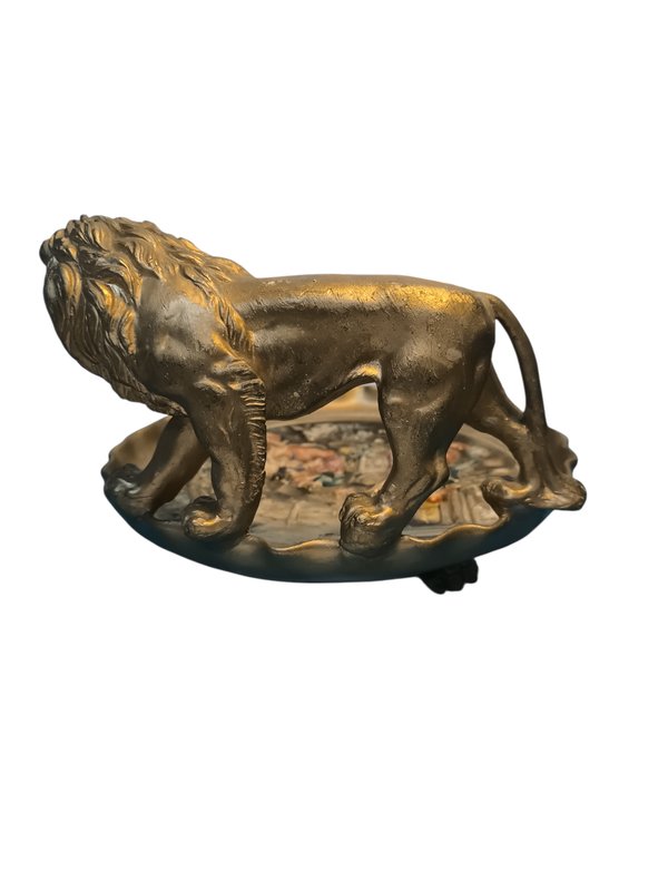 Pieza de Arte en Porcelana con Relieve Mitológico y Figura de León Neoclásico - imagen 2