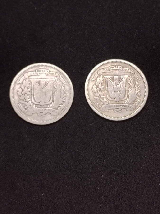 Lote de 2 Monedas de Plata Dominicanas: 25 Centavos (1937 y 1939)