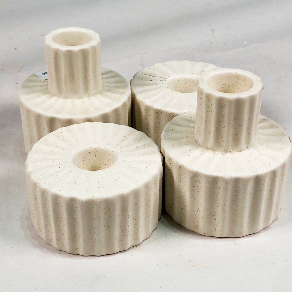 Cuatro candeleros en cerámica blanca con diseños diferentes - imagen 2