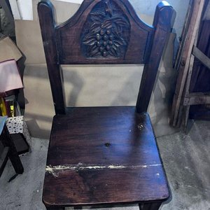 Lote siguiente: Lote de Tres Sillas para Restaurar: Una de Cerámica y Dos de Madera