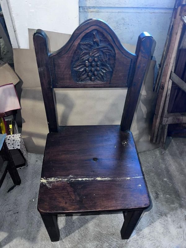 Lote de Tres Sillas para Restaurar: Una de Cerámica y Dos de Madera