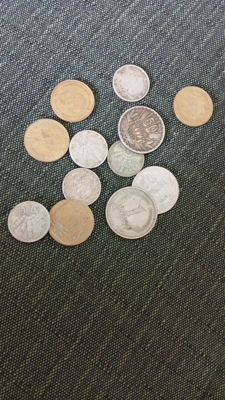 Latita Antigua con Monedas de Plata y Bronce