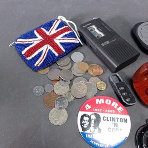 Lote de Colección: Bolígrafo, Grabadora Sony, Pin Clinton, Monedas y Más - imagen 3