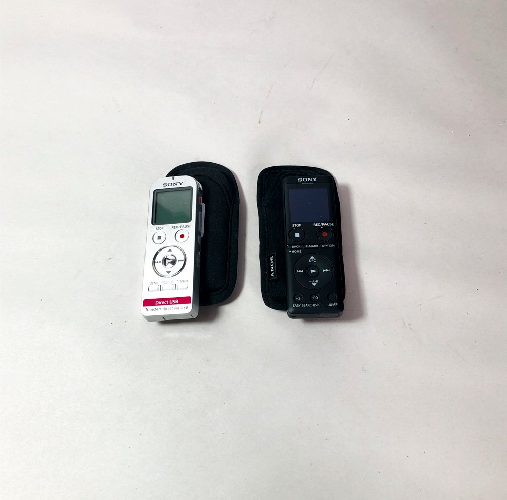 Dos Grabadoras de Voz Sony con Funda Protectora