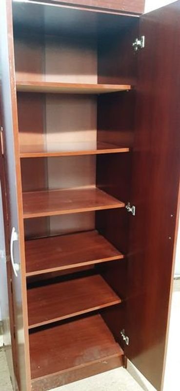 Placard de MDF con dos puertas y estantes - imagen 3