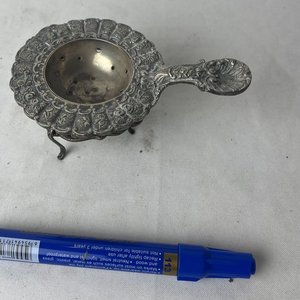 Colador de Platería con Soporte y Detalles Repujados - imagen 4